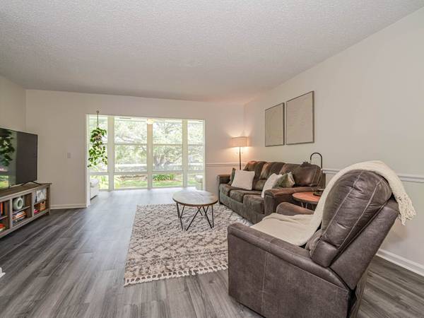 $179,000 / 2br - Renovated Condo in Great Location! ONLY $179,00063838121388161123