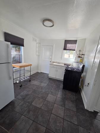 $1,750 1816 Carleton St. Central Berkeley.Close to Bart/UCB. Cat OK. Garden (berkeley)63824145384451120