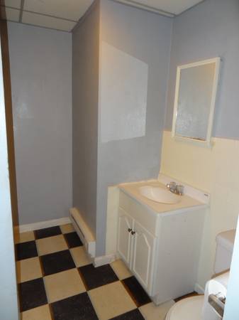 $575 Roommate wanted in 3 bedroom apt. Walk to MCPHS & DCU Center worcester (Worcester)63825124952577123