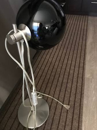 Lámpara de escritorio LED moderna de alta calidad ajustable en 360 grados - $30 (San Mateo)63439942583169121