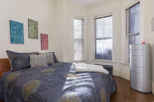 $3,800 / 1hab - 600ft2 - Ofrecido completamente amueblado – Renovado apartamento de un dormitorio a nivel del salón (Boston)63699236464131121