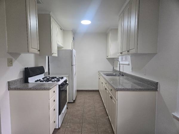 1-Bedroom 1 Bath unit in Lake Balboa Close to the 405 FWY 1