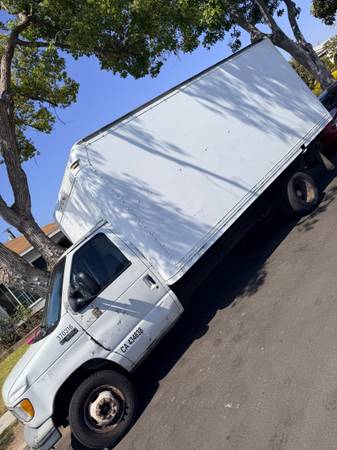 2000 Ford E-350 16ft - Photo 3