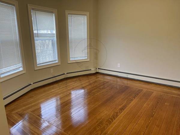 $1,250 / 5br - Rooms available with Private Bath, quick walk to Tufts & Davis Square (Somerville, Davis Square, Tufts, Red Line)63996546504194124