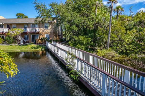 $1,892 / 2br - 920ft2 - Tampa FL, 2bd 2ba, Coffee & Tea Bar (Wonderful lake view)63976137757186123