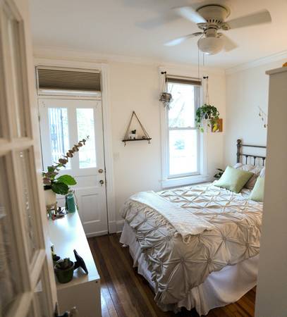 Bedroom + Office in beautiful rowhouse - shared with 2 housemates 1