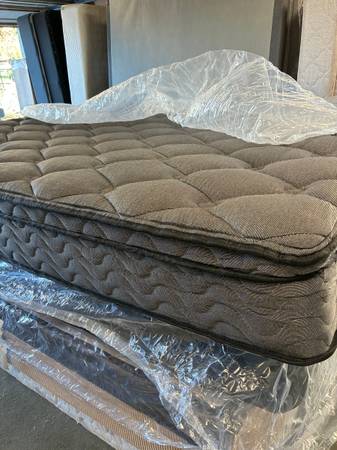 QUEEN Mattress and Box Set  /  Memory Foam Type "CASPER" Brand 1