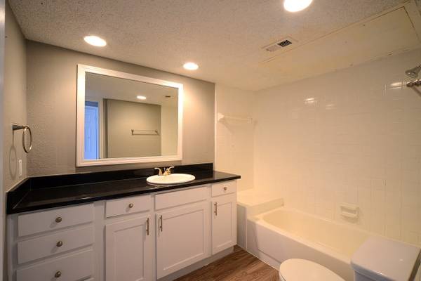 $1,280 / 2br - 925ft2 - Persianas para ventanas, a minutos del lago White Rock, cancha de tenis (9707 Walnut Hl Ln, Dallas, TX)63846411606017123
