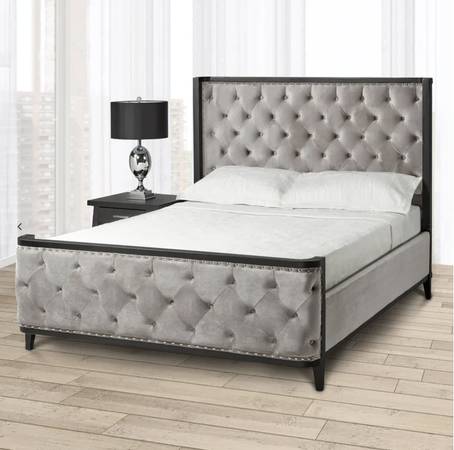 Tufted Queen bed frame - Light Grey 1
