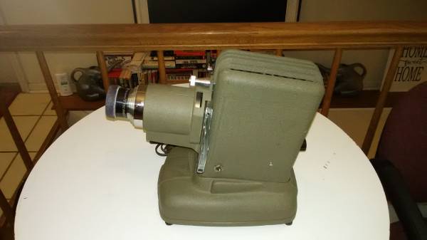 Proyector de diapositivas modelo TDC-D en funcionamiento, vintage - $40 (Madison)63471318675585122