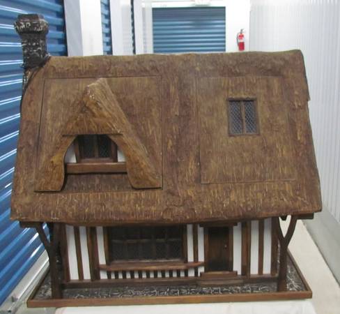 VINTAGE TUDOR DOLLHOUSE 1