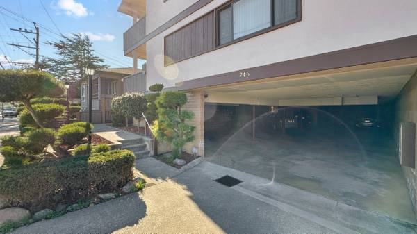 Top-Floor Remodeled Apartment w/ Dedicated & Covered Carport 1