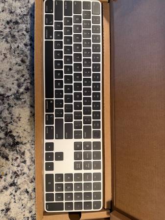 Magic Keyboard with Touch ID and Numeric Keypad 1