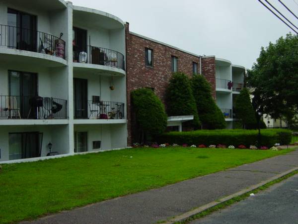 $2,300 / 2br - 900ft2 - Updated and spacious two bedroom apartment in Weymouth (Weymouth)63856664960259124