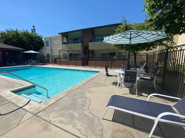 $1,560 / 422ft2 - Comunidad de Estilo Jardín, Estudio, Techo Alto, Balcón, Piscina! (Chatsworth)63700939382787122