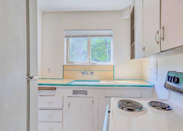 $1,350 / 1br - $300 DE DESCUENTO EN TU 1ER MES! Pisos de madera dura, calefacción individual, armarios grandes (Distrito Hawthorne)63841709244291122