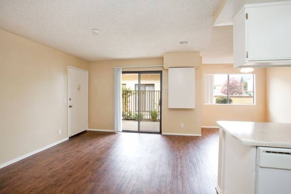 $2,600 / 2 hab. - 1008 pies² - 2/ baño, microondas empotrado, en Monrovia CA (Valle de San Gabriel)63818753495553124