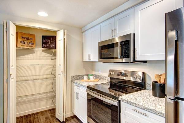 $2,655 / 2br - 1250ft2 - Tour Today, Outdoor swimming pool and two whirlpool spas (Downtown City of Bellevue)63838110324483121