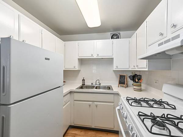 $1,130 / 1br - 710ft2 - ¡Porque la ubicación realmente lo es todo! (1610 Sunset Ave, Waukegan, IL)63774346518785121