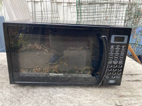 Emerson 7cuft microwave 1