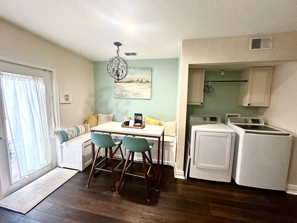 $2350.00 / 2br - 1170ft2 - Peaceful Pond-View Townhome Convenient to Bayshore Blvd and MacDill AF64002492491010123