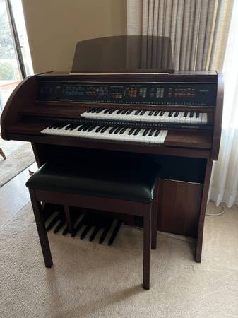 Lowrey Carnival Organ 1