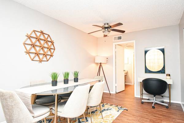$1,000 / 1br - 552ft2 - Espejos con marco, dormitorios grandes, lavavajillas (1109 N Carrier Pkwy, Grand Prairie, TX)63796578624641124