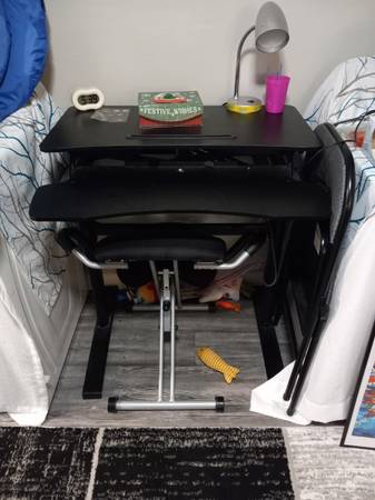 Standing/sitting computer desk 1