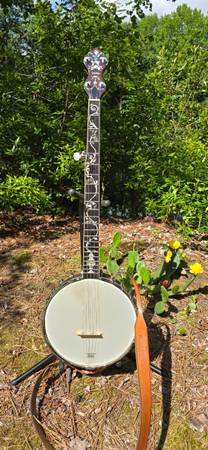 Gold Tone Whyte Laydie 5 string banjo with accessories 1