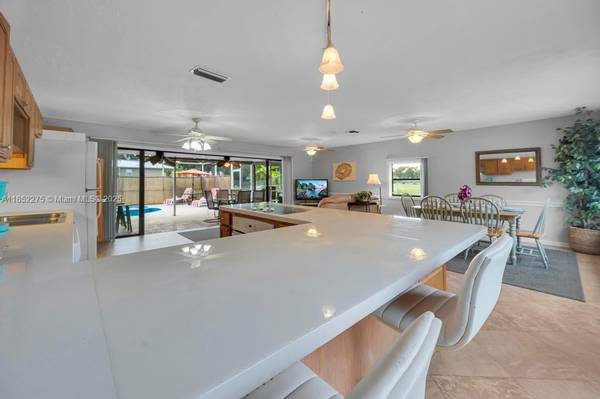 $3,450 / 3br - LARGE HOME WITH HALF ACRE AND A BEAUTIFUL POOL (FORT PIERCE)63799684823425122