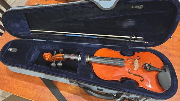 Full size violin, w case and bow 1