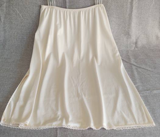 Vintage Silky Soft Nylon & Lace CREAM Half Slip VANITY FAIR Slit Large 1