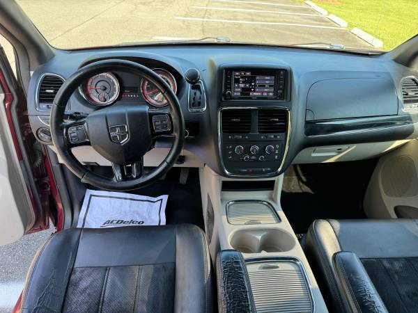 2017 Dodge Grand Caravan SXT, puertas eléctricas, cuero - $5,500 (cornelius)63613469401089124