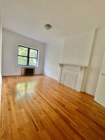$3,799 / 4br - Spacious 4 Bed w/ Skylight in Crown Heights | 851 Lincoln Pl - $3,799 (Crown Heights)63788409028355122
