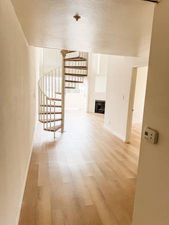 $2,030 / 1br - Techo Alto y Amplio Departamento de 1 Dormitorio + Ático en Koreatown (Koreatown)63662653670017124