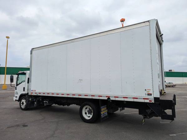 2012 Isuzu NPR 20FT - Photo 2