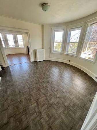 $2,700 / 3br - Amplio, 3 habitaciones + estudio/habitación de invitados, servicios incluidos, pisos de madera (Maspeth)63854193673987120