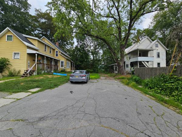 $79,900 / 6br - 2000ft2 - Just Listed - Handyman Special - Could be 1 Large or 2-3 Smaller Units (Springfield)63313390888323122