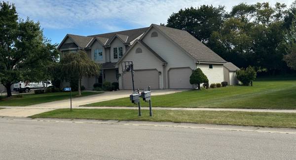 $539,000 / 3br - 2270ft2 - Beautiful 3BR/2.5BA Home , Part. Finished Basement & 3-Car Garage (Burlington)63774394118787120
