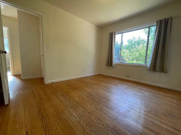 $910 / 3br - 1108ft2 - "Hogar encantador✷3 habitaciones con pisos de madera dura y amplio patio trasero!" (Sacramento)63790713778819122