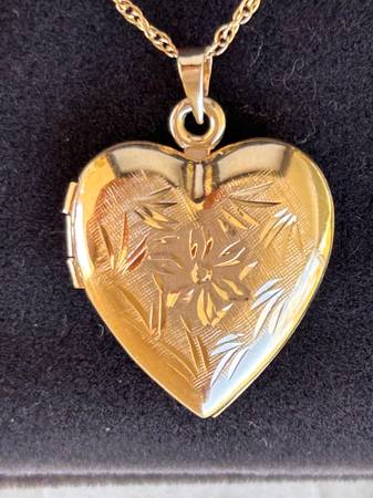 14k. 5.3g. Solid Yellow Gold Necklace Locket. 1