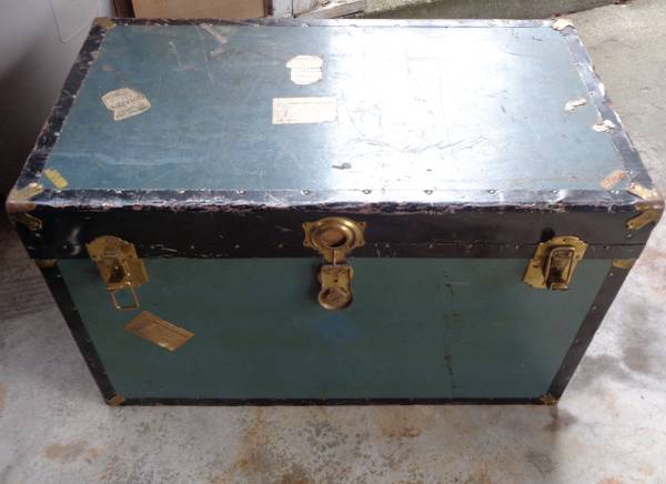 ANTIQUE STEAMER TRUNK 1