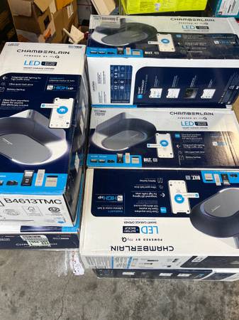 Chamberlain 3/4 HP LEDSmart Quiet Belt Drive Garage Door Opener 1