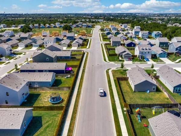 $1,795 / 3br - 1266ft2 - ¡Tu nuevo hogar! ¡ENORME patio trasero / Garajes adjuntos!! ¡6 semanas GRATIS! (Linea Stillwater)64024342885633121