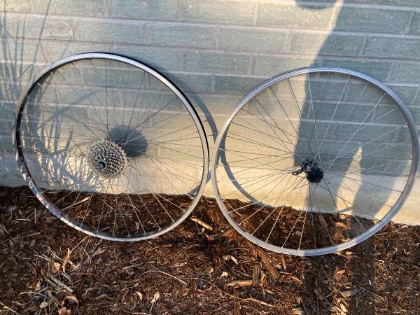 PENDING two 700c bicycle wheel sets 1