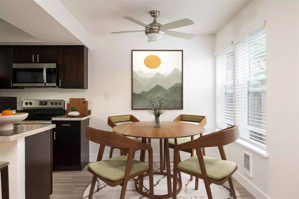 $1,923 / 2br - 940ft2 - Gorgeous 2 bed / 2 bath! 940 Sq Ft with 1 Month Free Rent (Lake Oswego - Mountain Park)63999455930370123