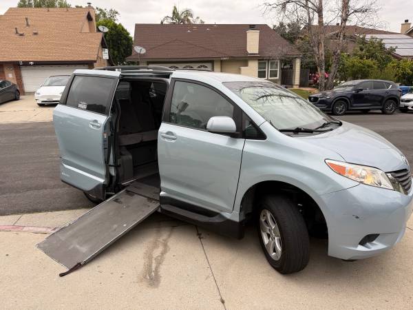 2015 Toyota Sienna para silla de ruedas - $20,999 (Chatsworth)63470045696771122