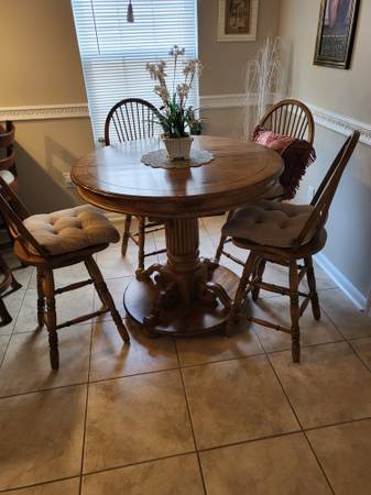 Round Pedistal Table with 4Chairs 1