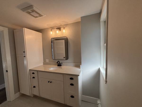 $2,800 / 3br - 1000ft2 - RENOVATED 3 Bed, 1 Bath, Free Laundry, Walk to Tufts & Whole Foods (Medford)63797280710787123