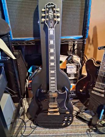 Epiphone SG Custom with hardshell case 2023 Ebony/Gold 1